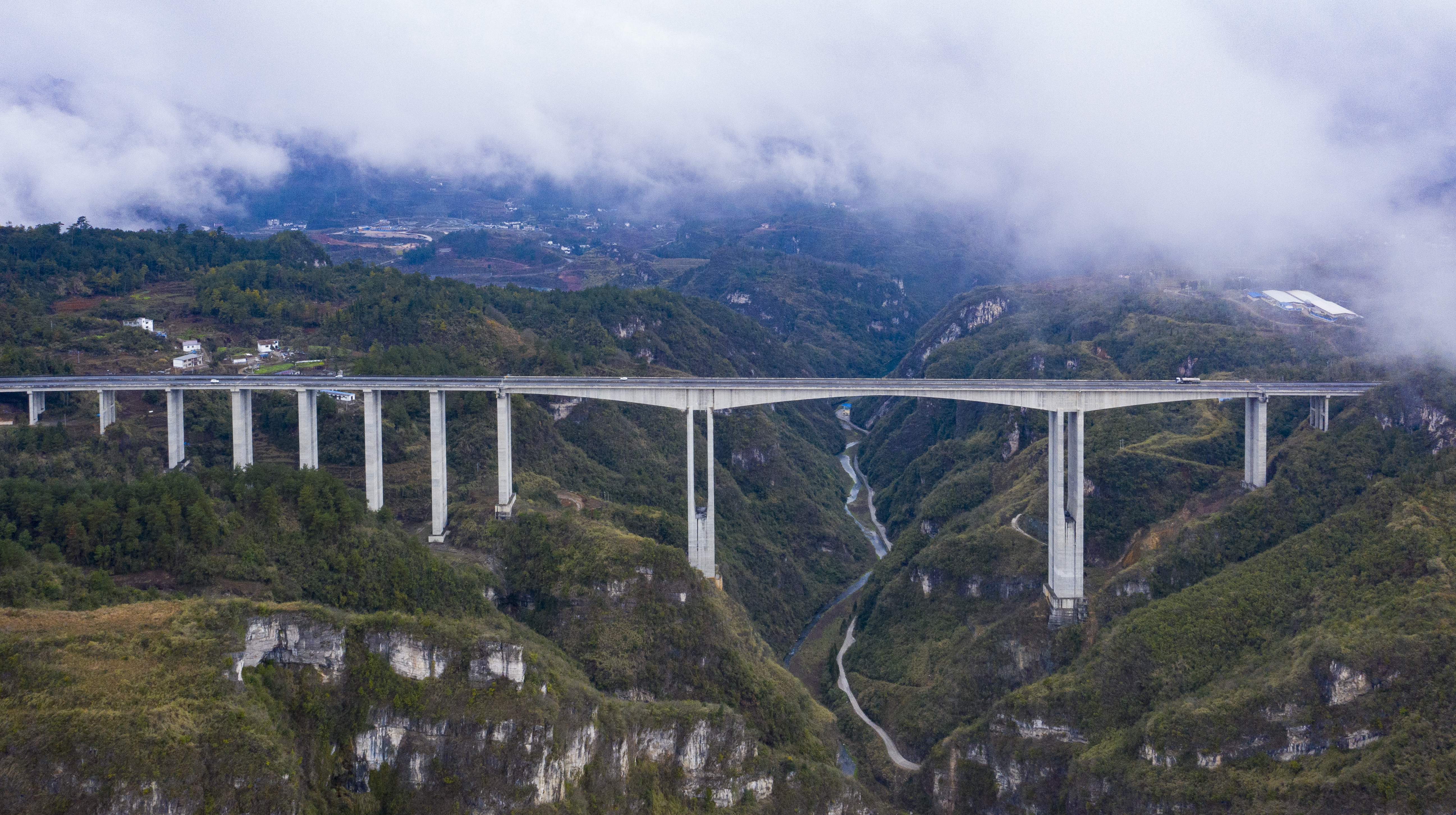 DJI_0633---開陽至息烽高速公路洋水河大橋。貴州日報天眼新聞記者 聞雙攝.JPG