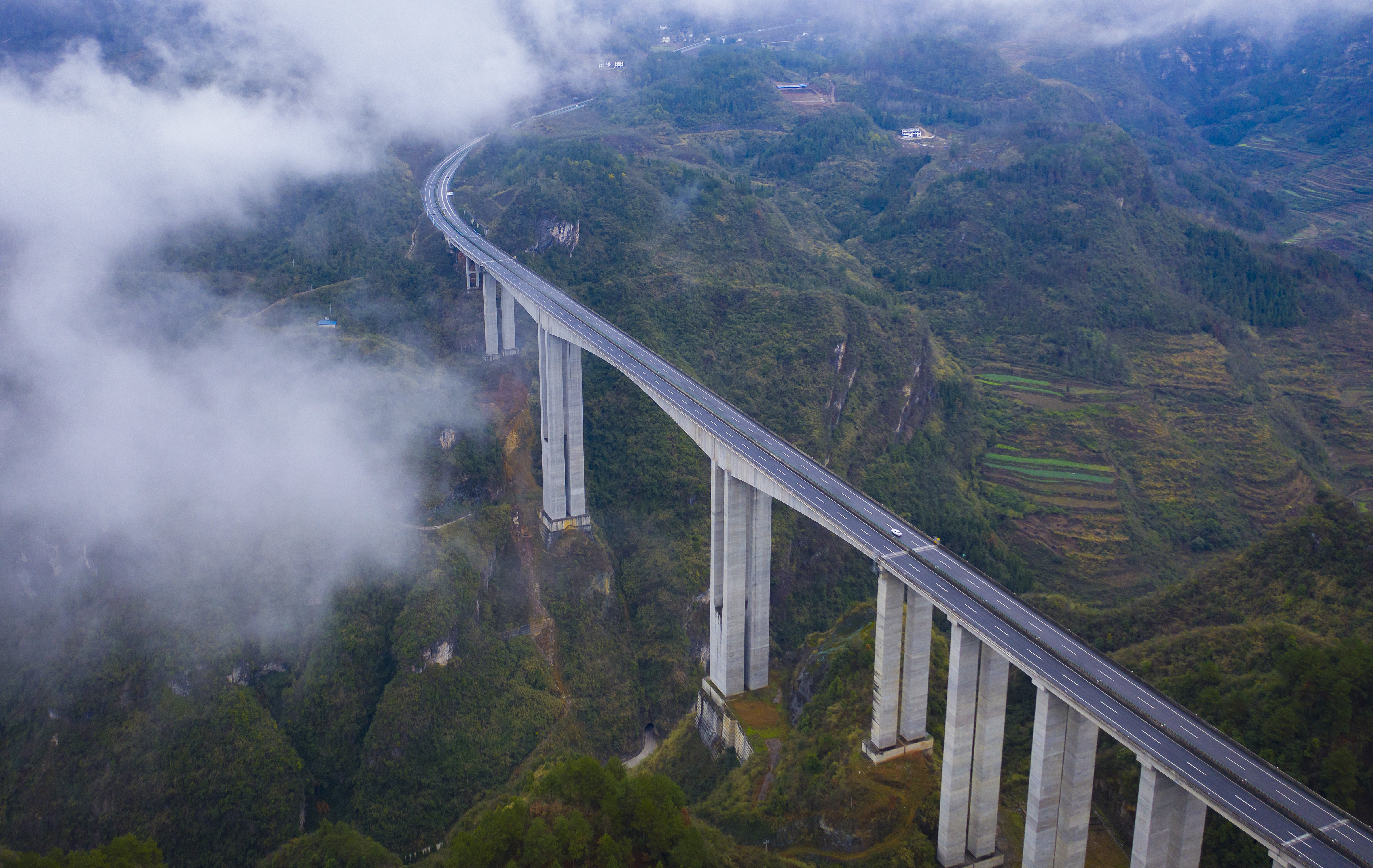 DJI_0650---開陽至息烽高速公路洋水河大橋。貴州日報天眼新聞記者 聞雙攝.JPG