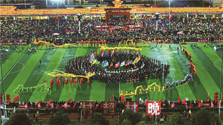 703514-2月3日，民族團(tuán)結(jié)舞《多耶》節(jié)目正在“村超村晚”文藝晚會上演出（無人機(jī)圖片）。.jpg