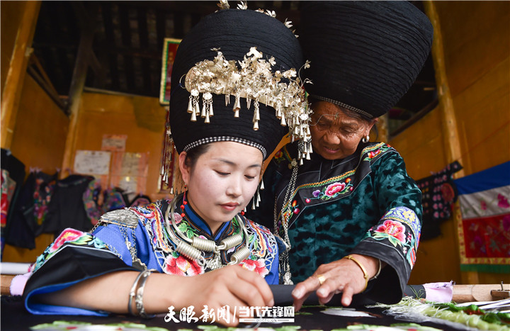 在貴州省銅仁市松桃苗族自治縣太平營街道老寨村，一老人在指導(dǎo)繡娘繡苗繡。.jpg