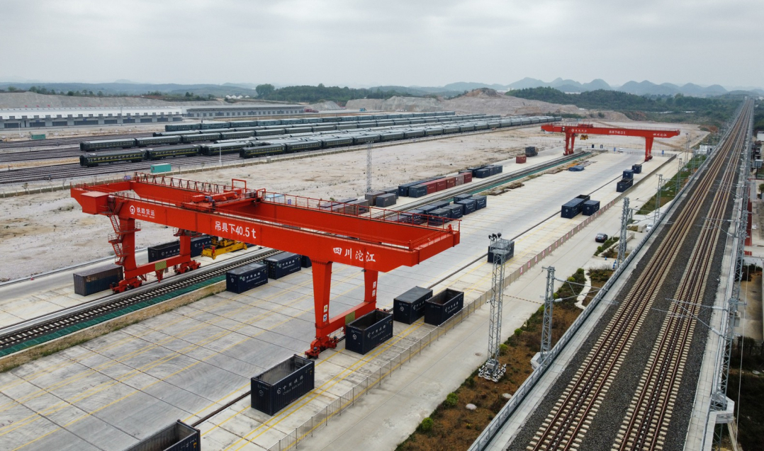 dji_fly_20240406------湖潮貨運(yùn)站位于貴陽樞紐西南角，銜接川黔、黔桂、滬昆等干線，承擔(dān)貴昆至湖林支線客貨到發(fā)和調(diào)車作業(yè)。貴州日?qǐng)?bào)天眼新聞?dòng)浾?杜朋城 攝影.jpg
