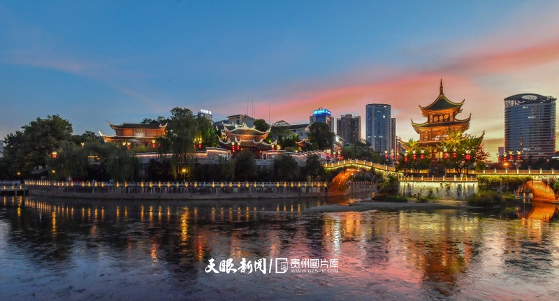 388999-9月3日傍晚時分，貴州省貴陽市甲秀樓景區(qū)呈現(xiàn)美麗的晚霞。.jpg