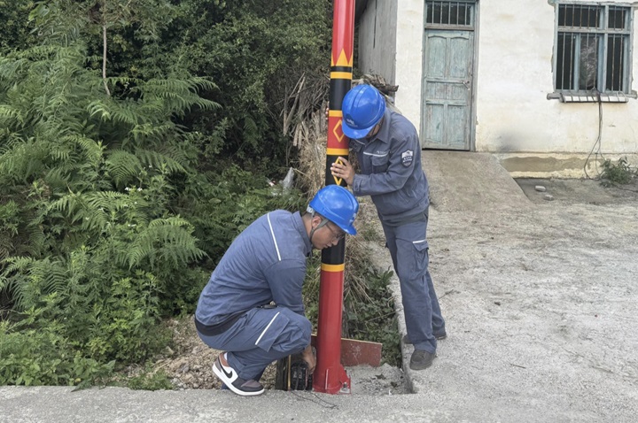 施工隊正在安裝路燈.jpg