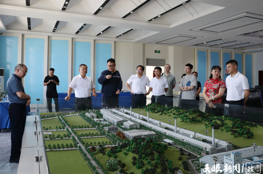 7月23日，省市縣三級政協(xié)聯動園區(qū)協(xié)商在清鎮(zhèn)經開區(qū)召開。會前，與會人員深入企業(yè)開展調研。.jpg