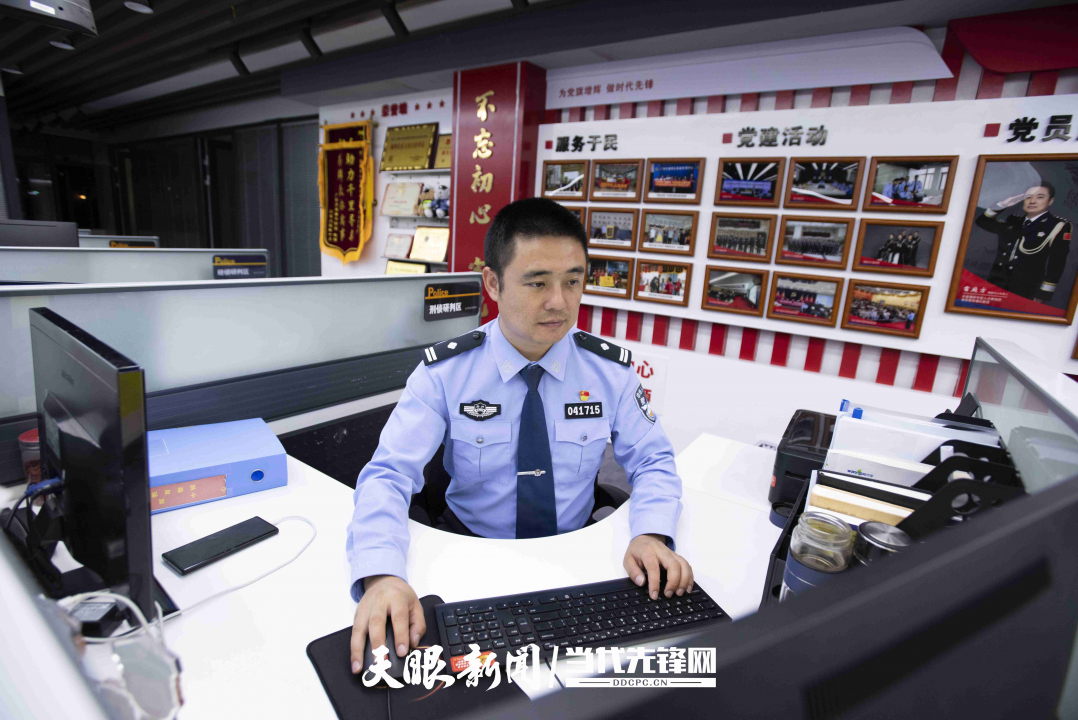 每天晚上哄孩子睡覺后，雷庭方又會回到辦公室，核查信息。雖說每為一個失散人員找到家庭，耗時良久，但一個個家庭團聚，他總會笑著說，”太值得了！“.jpg