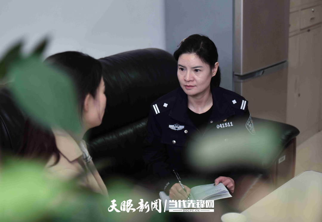 接待來訪的被拐兒童父母，是朱衛(wèi)紅的一項重要工作?？吹礁改高o被眼淚浸濕的紙巾，朱衛(wèi)紅越發(fā)堅定，“一定要給他們一個交代”。.JPG