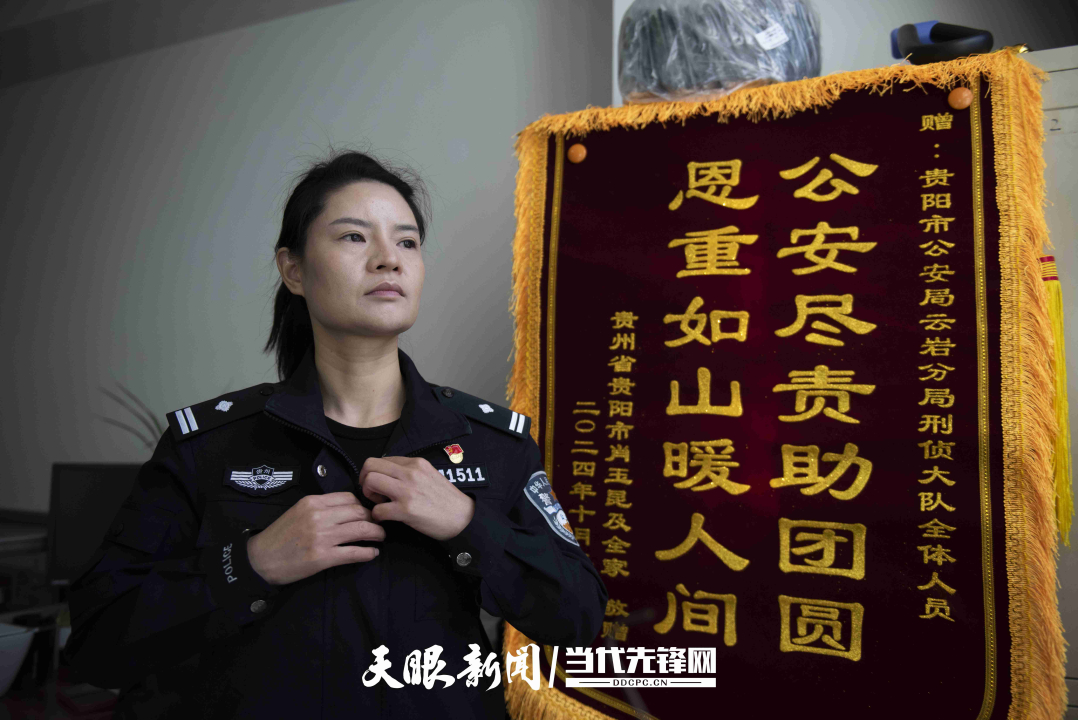 整理著裝，精神抖擻地朝尋親的道路堅定前行。這樣的時刻，朱衛(wèi)紅總是神采奕奕。.jpg